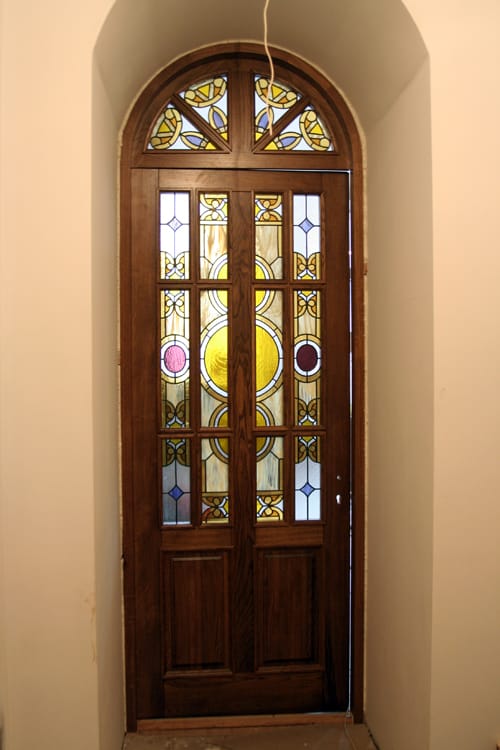 Светлая классическая дверь